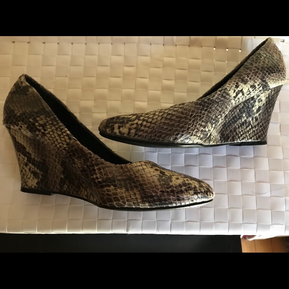 Size 6 -snake print 🐍
